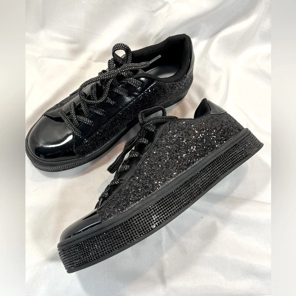 NWOT uubaris Glitter & Patent Sneaker